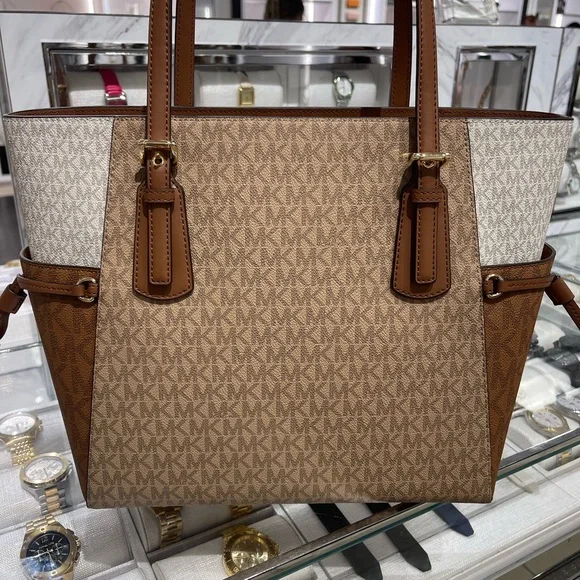 Michael Kors Voyager Lg Color-Block Signatur Logo Top Zip EW Shoulder Tote
Camel - Picture 14 of 16